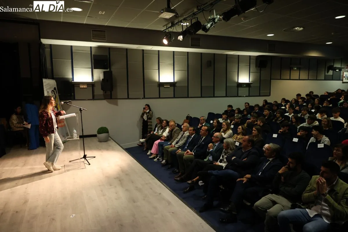 Entrega de los Premios 'Motivar para Emprender' en el Centro Cultural de Santa Marta de Tormes. Foto de David Sañudo