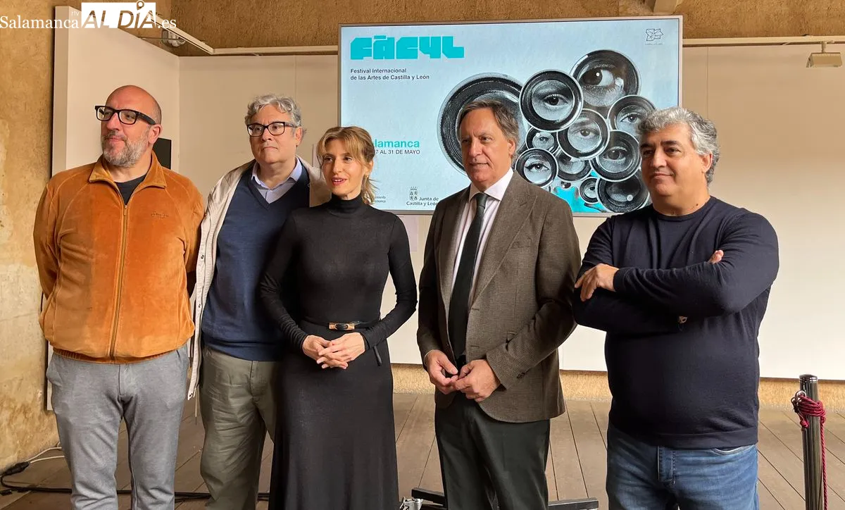 La viceconsejera de Acción Cultural, Mar Sancho, junto al alcalde de la capital salmantina, Carlos García Carbayo, en la presentación del Fácyl en la Casa de las Conchas. Foto Emily Rivas