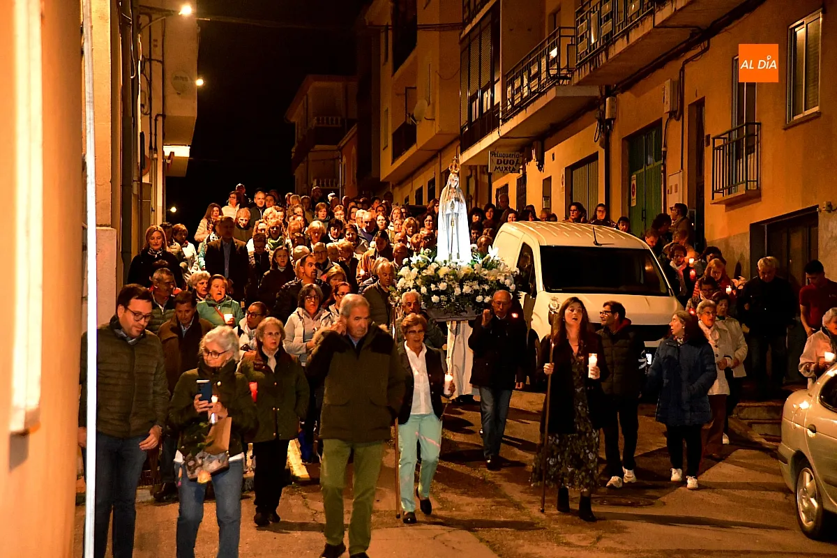 La Parroquia de Fátima celebra sus 35 años de dedicación con una concurrida Procesión de las Velas