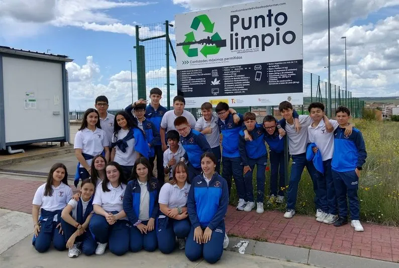 Alba de Tormes forma a escolares en su punto limpio