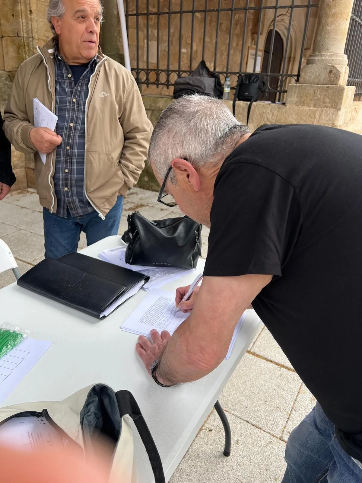 Vecinos de Castellanos de Villiquera recogen firmas para frenar la planta de biogás