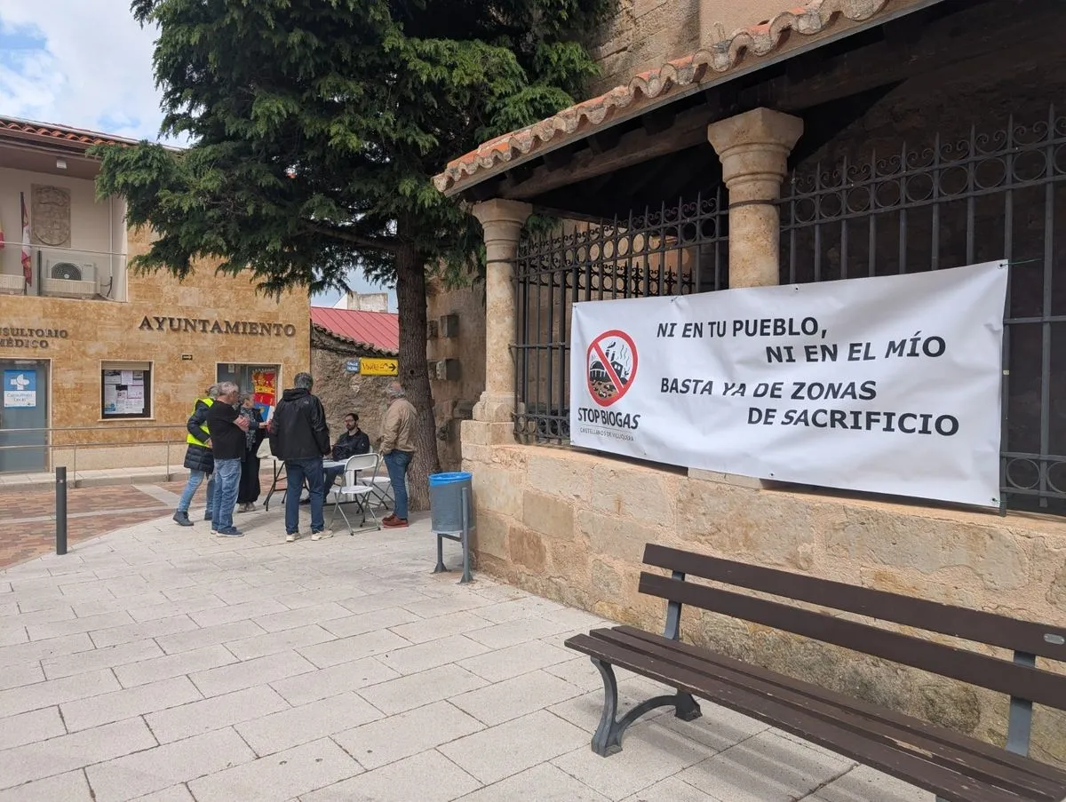 Stop Biogás recoge firmas en Castellanos de Villiquera