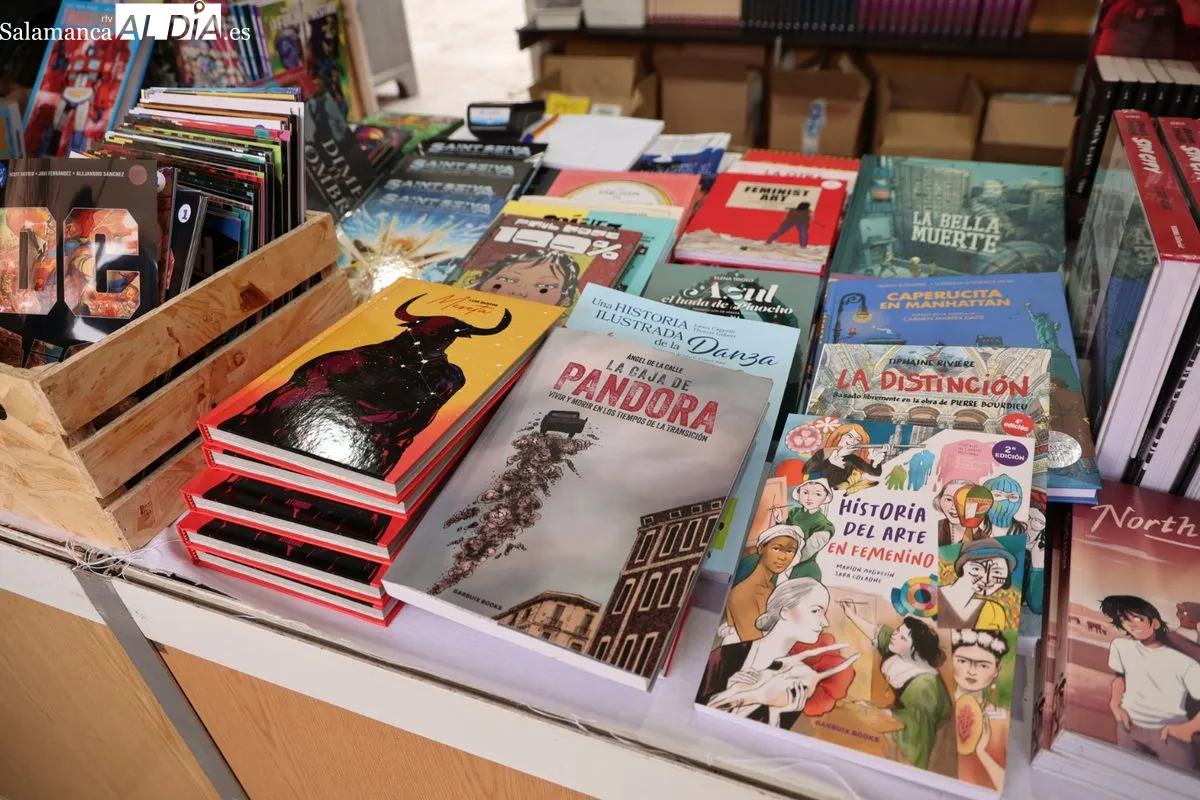 Salamanca abre la Feria del Libro en la Plaza Mayor  | FOTOS: David Sañudo