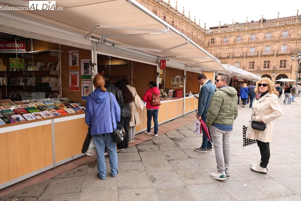 Salamanca abre la Feria del Libro en la Plaza Mayor  | FOTOS: David Sañudo