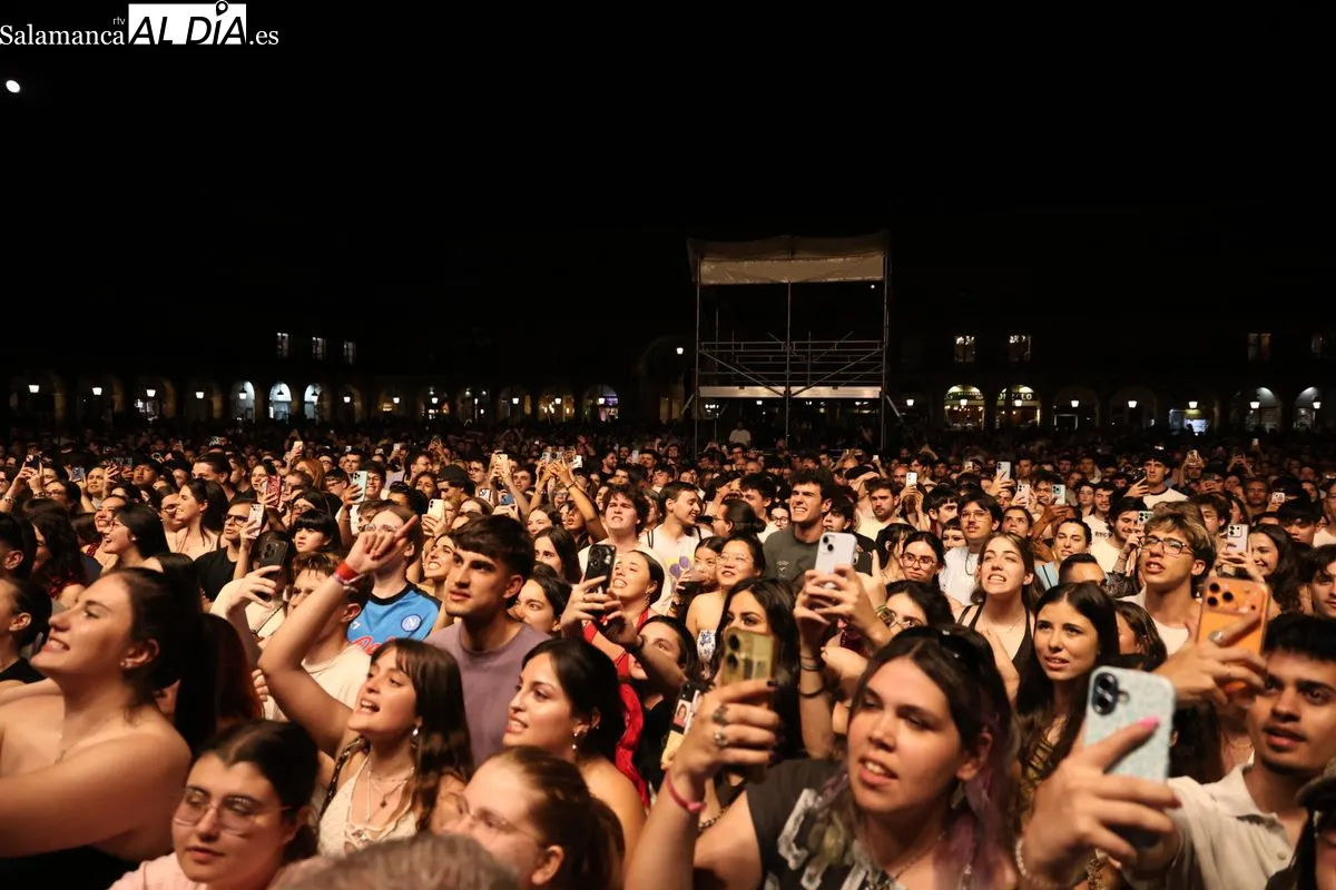 Walls conquista y pone a cantar a la Plaza Mayor de Salamanca | FOTOS: David Sañudo
