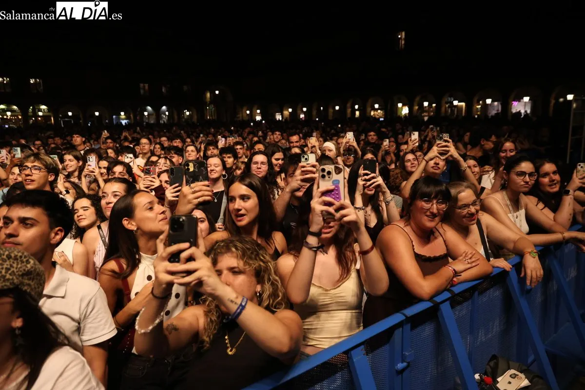 Walls conquista y pone a cantar a la Plaza Mayor de Salamanca | FOTOS: David Sañudo