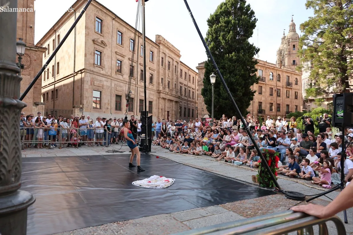Acrobacias aéreas y suspensión capilar conquistan el corazón de Salamanca con 'ARA' | FOTOS: David Sañudo