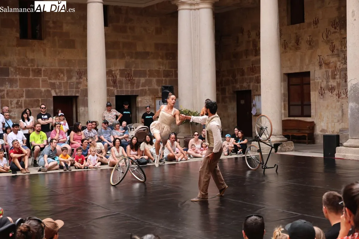El circo contemporáneo de Duo Kaos conquista Anaya | FOTOS: David Sañudo