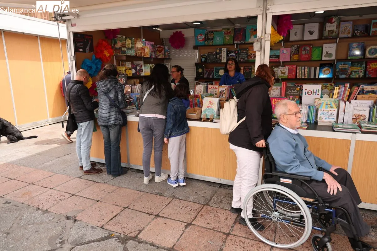 Salamanca abre la Feria del Libro en la Plaza Mayor  | FOTOS: David Sañudo