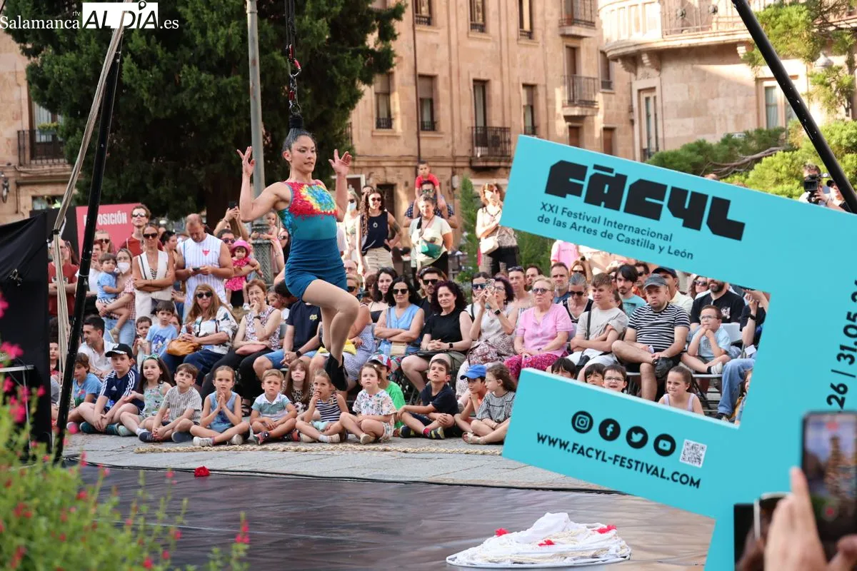 Acrobacias aéreas y suspensión capilar conquistan el corazón de Salamanca con 'ARA' | FOTOS: David Sañudo