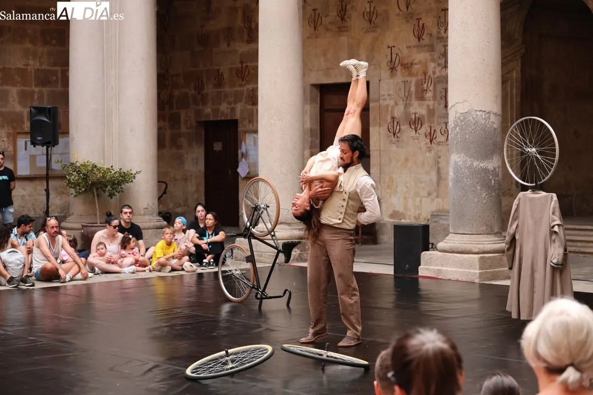 El circo contemporáneo de Duo Kaos conquista Anaya | FOTOS: David Sañudo