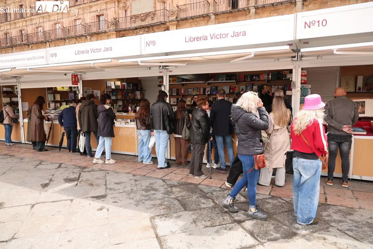 Salamanca abre la Feria del Libro en la Plaza Mayor  | FOTOS: David Sañudo
