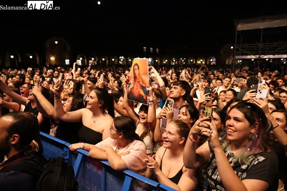 Walls conquista y pone a cantar a la Plaza Mayor de Salamanca | FOTOS: David Sañudo