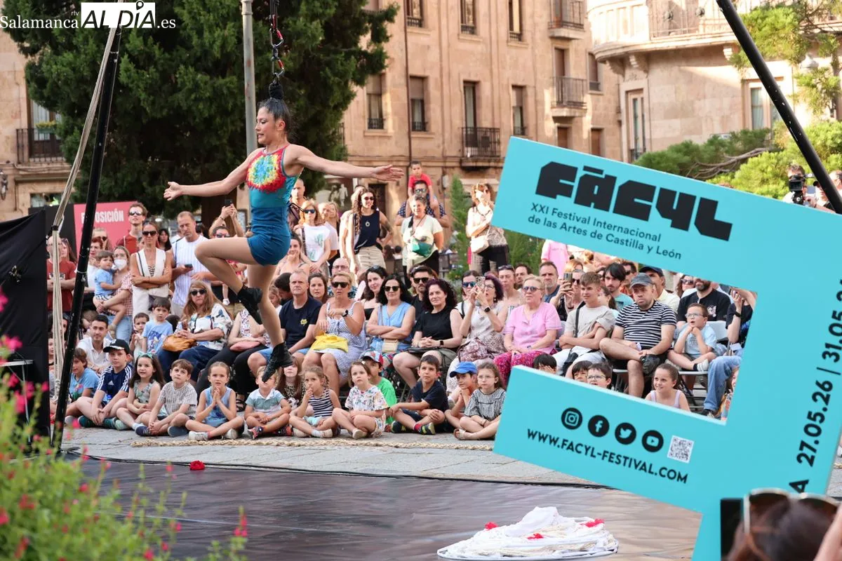 Acrobacias aéreas y suspensión capilar conquistan el corazón de Salamanca con 'ARA' | FOTOS: David Sañudo