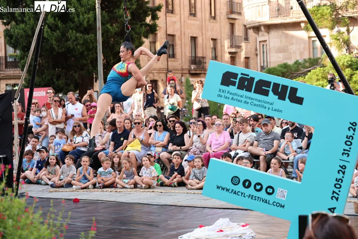 Acrobacias aéreas y suspensión capilar conquistan el corazón de Salamanca con 'ARA' | FOTOS: David Sañudo