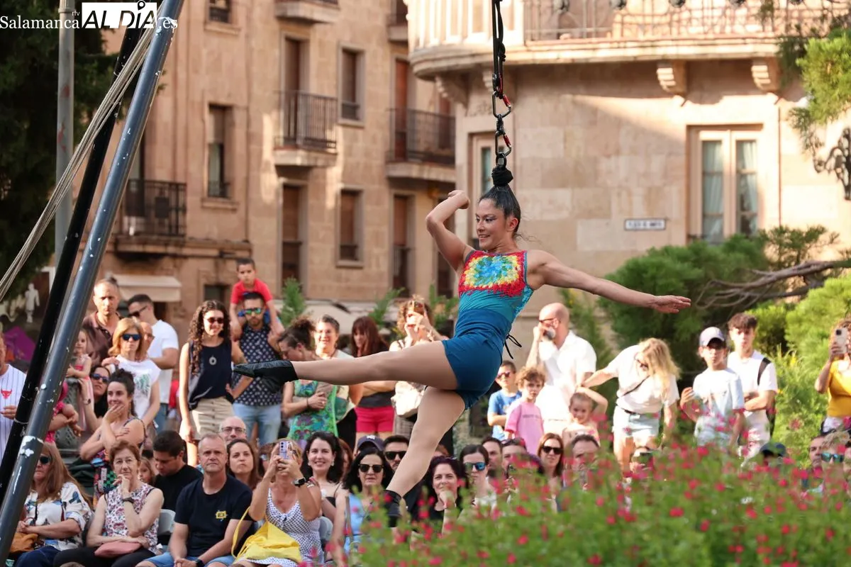 Acrobacias aéreas y suspensión capilar conquistan el corazón de Salamanca con 'ARA' | FOTOS: David Sañudo