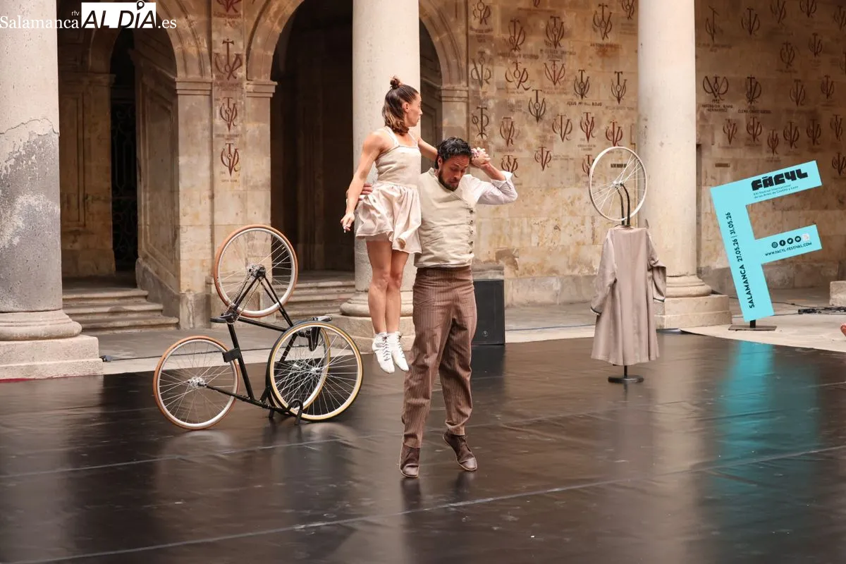 El circo contemporáneo de Duo Kaos conquista Anaya | FOTOS: David Sañudo
