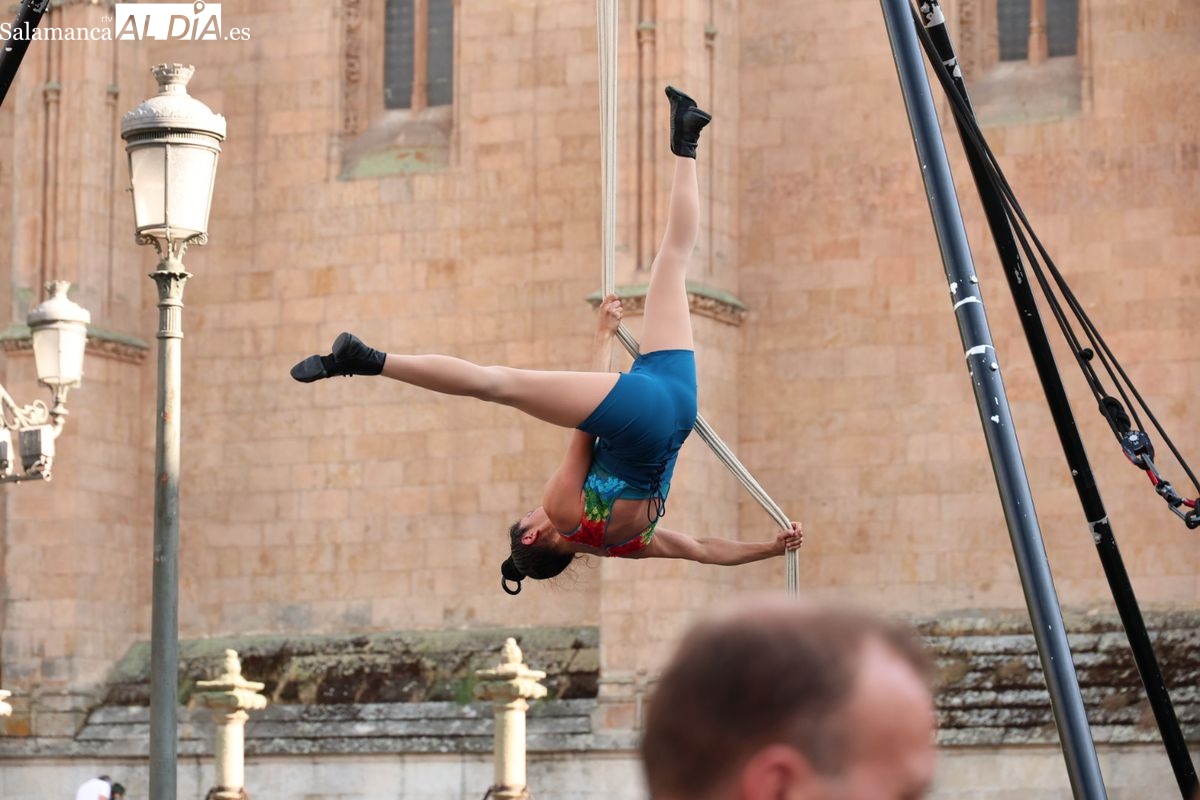 FOTOS | Acrobacias aéreas y suspensión capilar conquistan el corazón de Salamanca con ARA