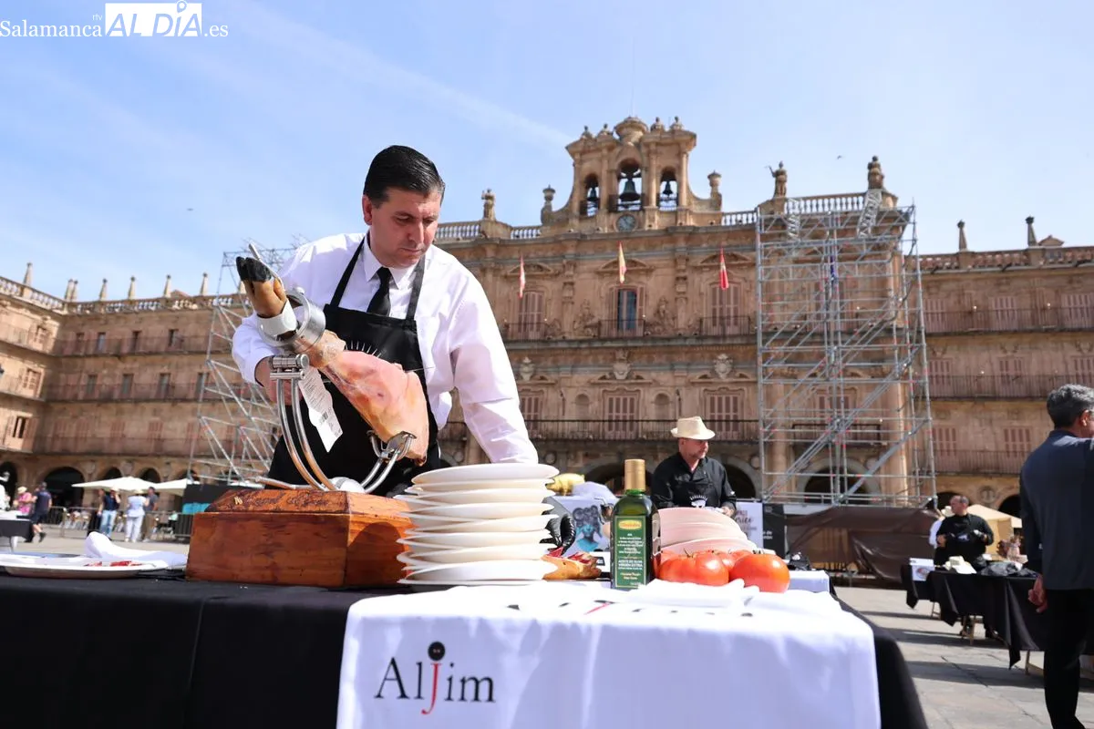 Cerca de cien cortadores de jamón ibérico se dan cita en la Plaza Mayor de Salamanca | FOTOS: David Sañudo 