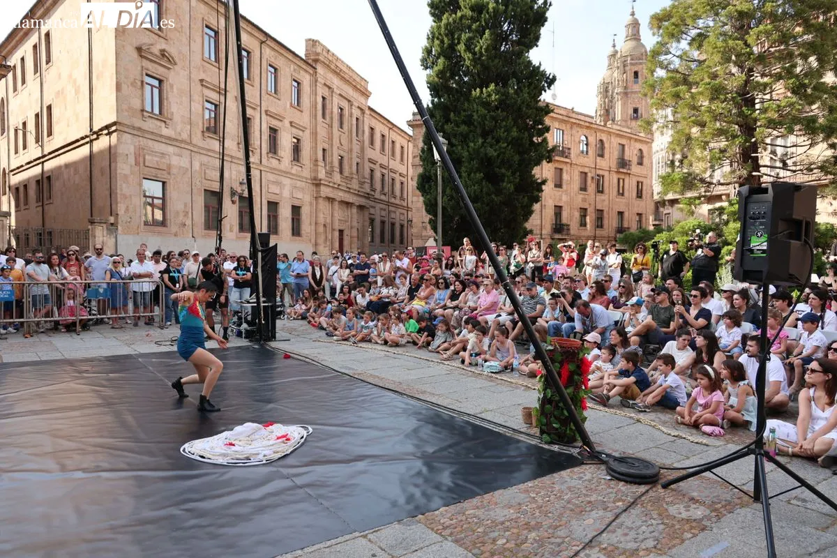 Acrobacias aéreas y suspensión capilar conquistan el corazón de Salamanca con 'ARA' | FOTOS: David Sañudo