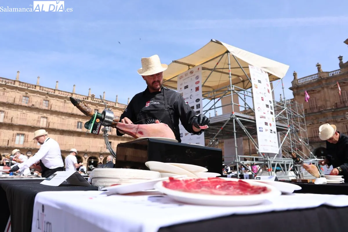 Cerca de cien cortadores de jamón ibérico se dan cita en la Plaza Mayor de Salamanca | FOTOS: David Sañudo 