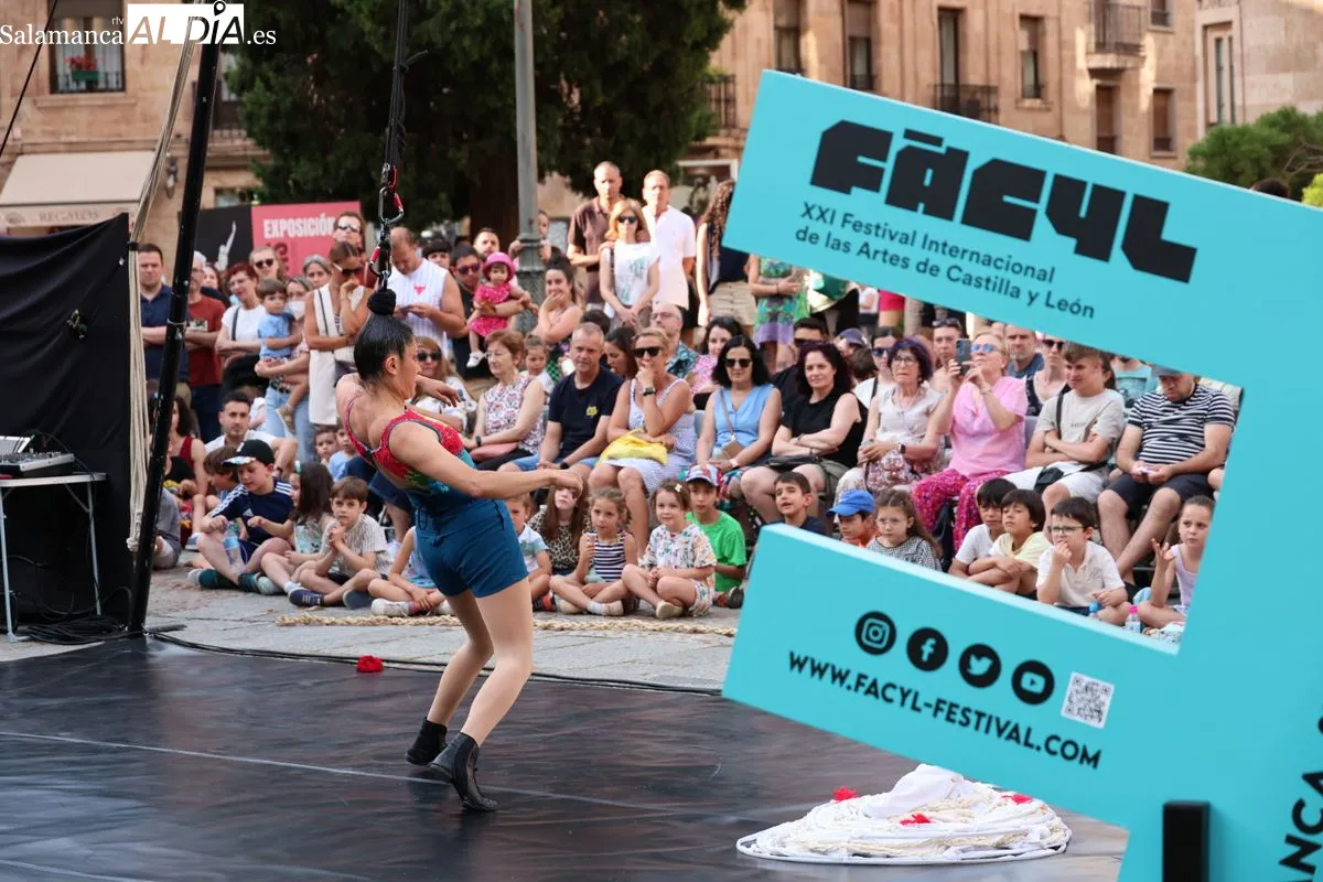 Acrobacias aéreas y suspensión capilar conquistan el corazón de Salamanca con 'ARA' | FOTOS: David Sañudo