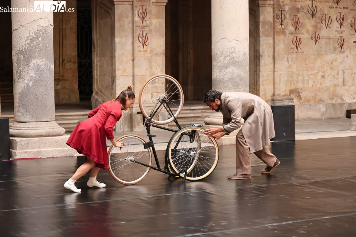 El circo contemporáneo de Duo Kaos conquista Anaya | FOTOS: David Sañudo