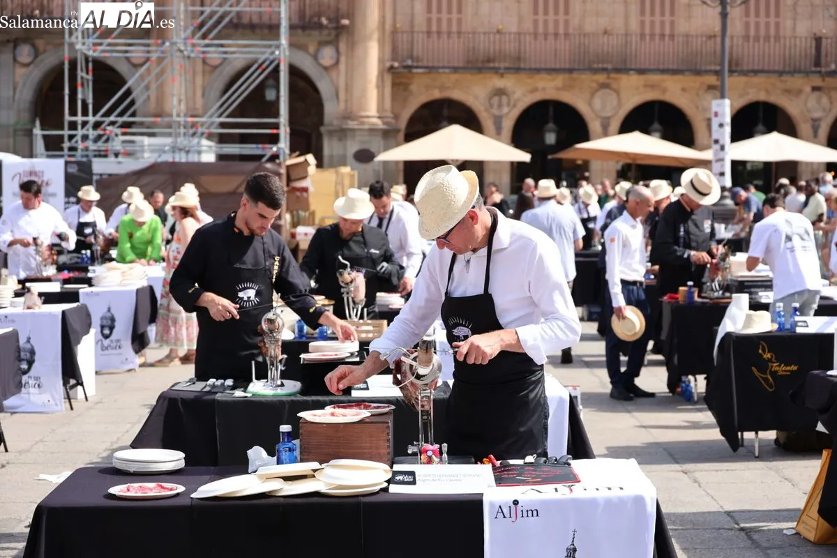Cerca de cien cortadores de jamón ibérico se dan cita en la Plaza Mayor de Salamanca | FOTOS: David Sañudo 