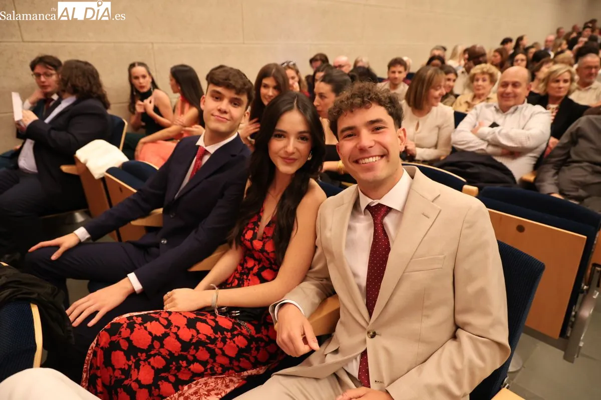 Emotiva graduación de los Grados en Comunicación Audiovisual y Periodismo de la UPSA | FOTOS: David Sañudo
