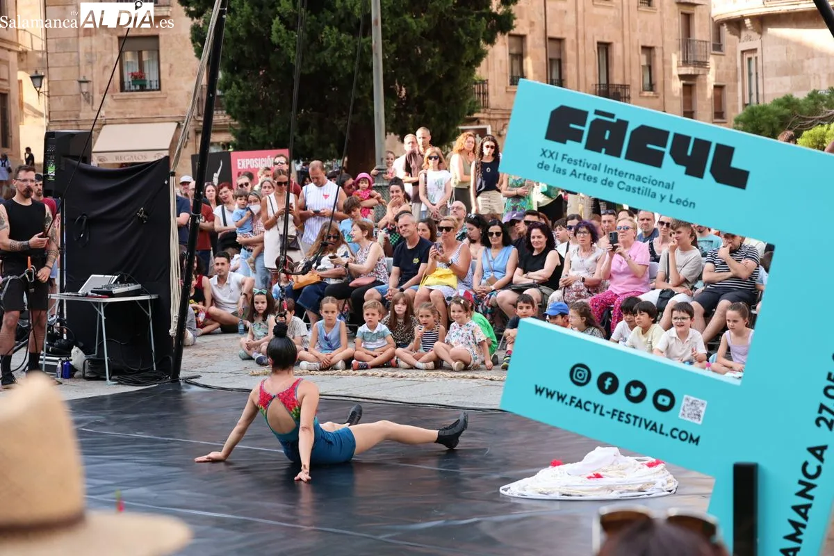 Acrobacias aéreas y suspensión capilar conquistan el corazón de Salamanca con 'ARA' | FOTOS: David Sañudo