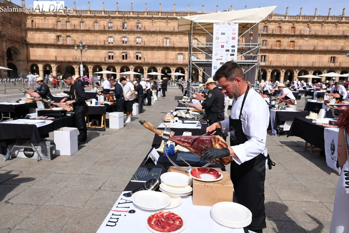 Cerca de cien cortadores de jamón ibérico se dan cita en la Plaza Mayor de Salamanca | FOTOS: David Sañudo 
