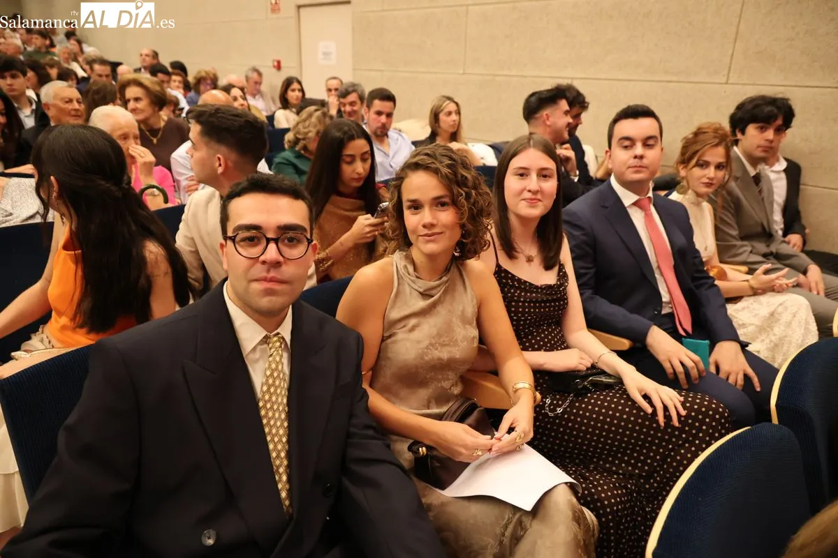 Emotiva graduación de los Grados en Comunicación Audiovisual y Periodismo de la UPSA | FOTOS: David Sañudo