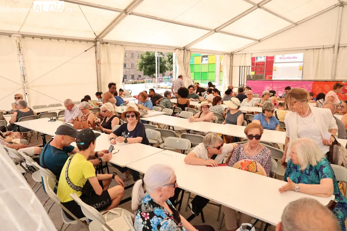FEVESA celebra el Día del Vecino con una paella popular en Salamanca | FOTOS: David Sañudo