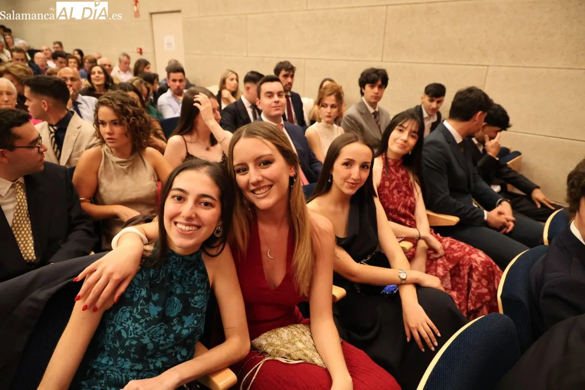 Emotiva graduación de los Grados en Comunicación Audiovisual y Periodismo de la UPSA | FOTOS: David Sañudo