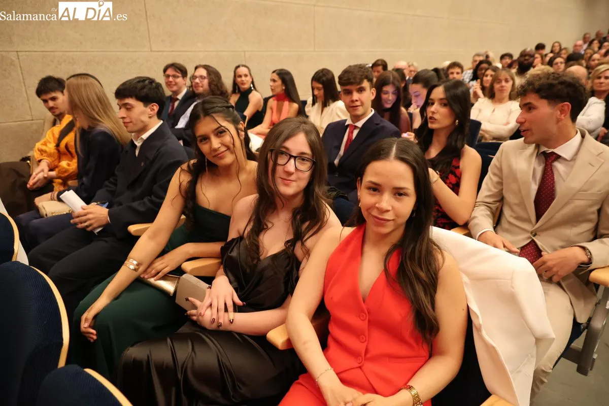 Emotiva graduación de los Grados en Comunicación Audiovisual y Periodismo de la UPSA | FOTOS: David Sañudo