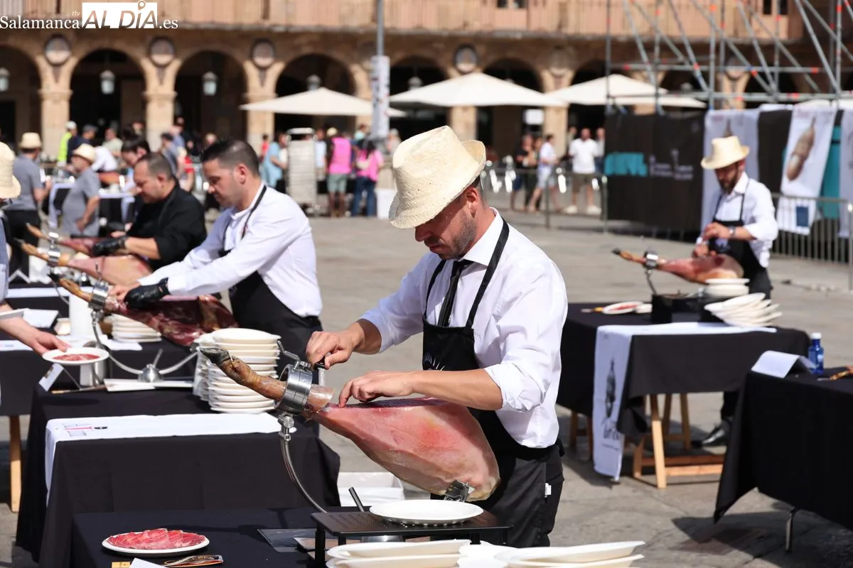 Cerca de cien cortadores de jamón ibérico se dan cita en la Plaza Mayor de Salamanca | FOTOS: David Sañudo 