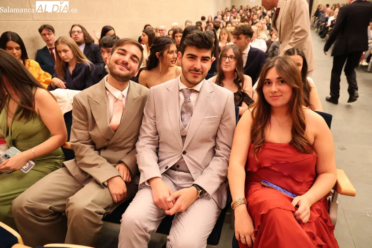 Emotiva graduación de los Grados en Comunicación Audiovisual y Periodismo de la UPSA | FOTOS: David Sañudo