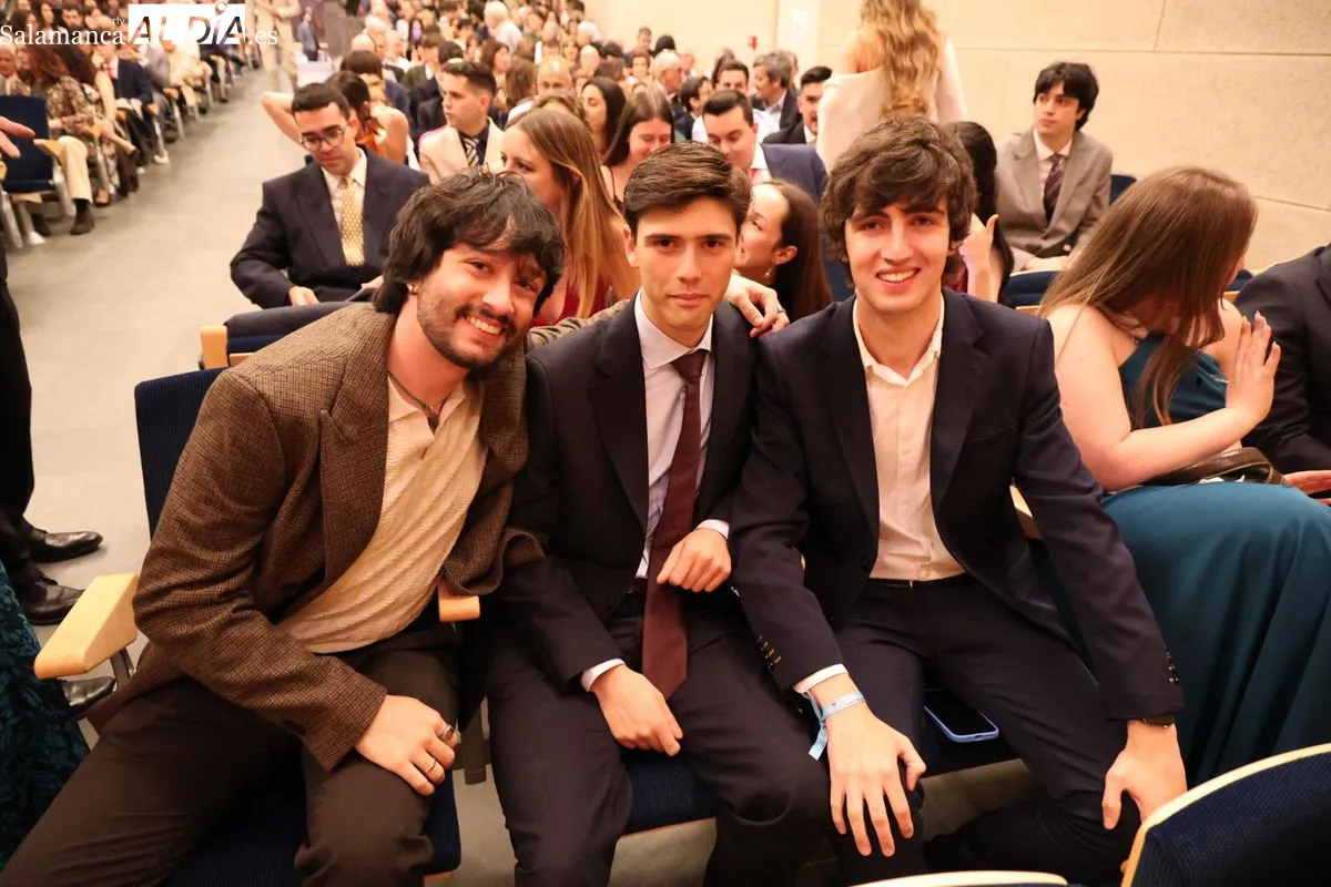Emotiva graduación de los Grados en Comunicación Audiovisual y Periodismo de la UPSA | FOTOS: David Sañudo