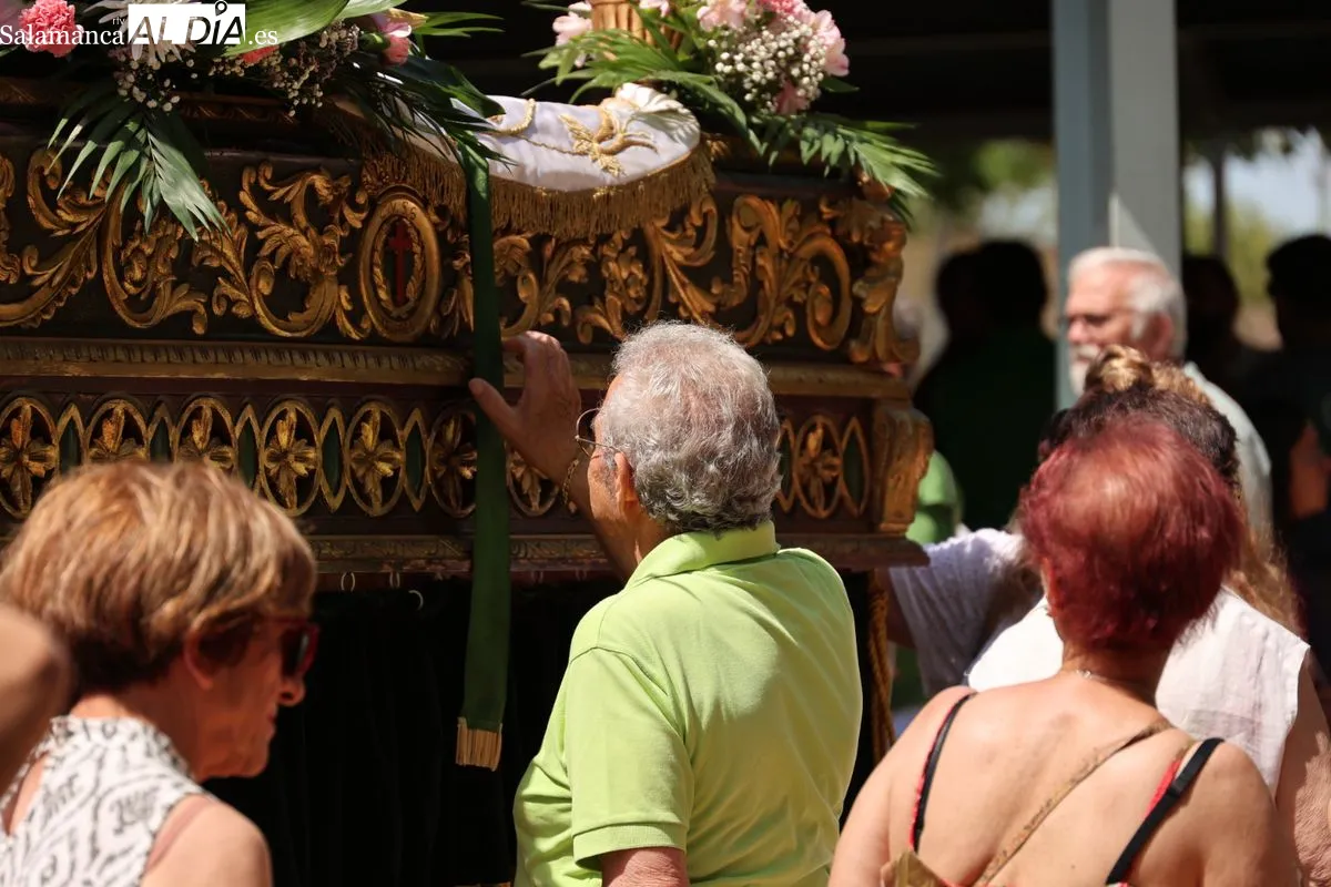 Los vecinos de Tejares arropan a la Virgen de la Salud en su tradicional procesión | FOTOS: David Sañudo