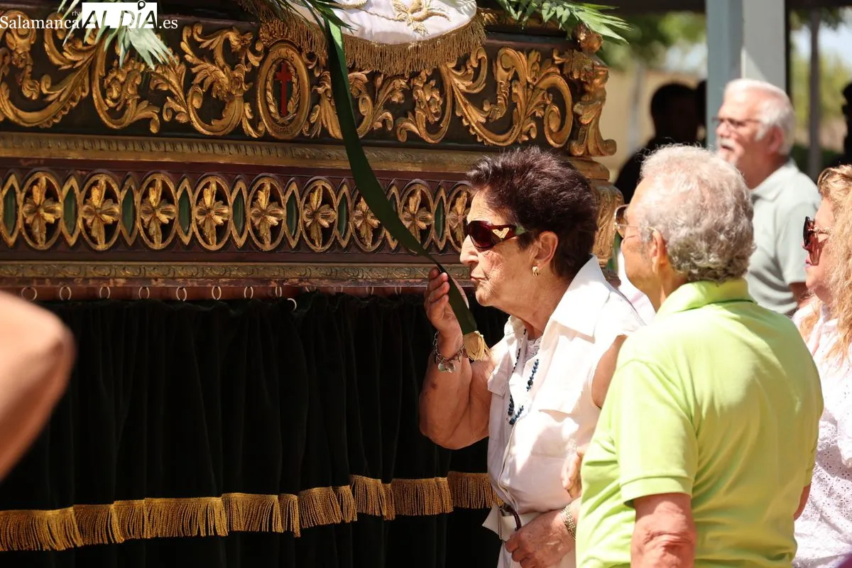 Los vecinos de Tejares arropan a la Virgen de la Salud en su tradicional procesión | FOTOS: David Sañudo