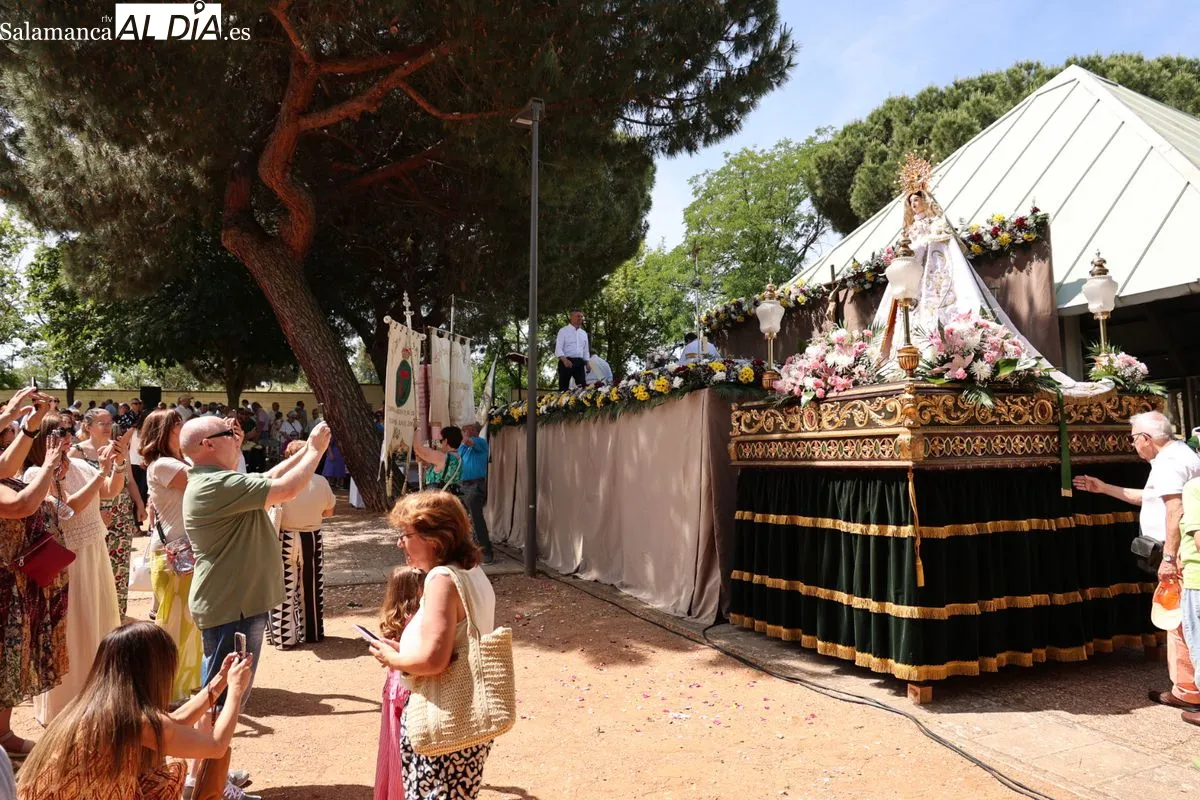 Los vecinos de Tejares arropan a la Virgen de la Salud en su tradicional procesión | FOTOS: David Sañudo