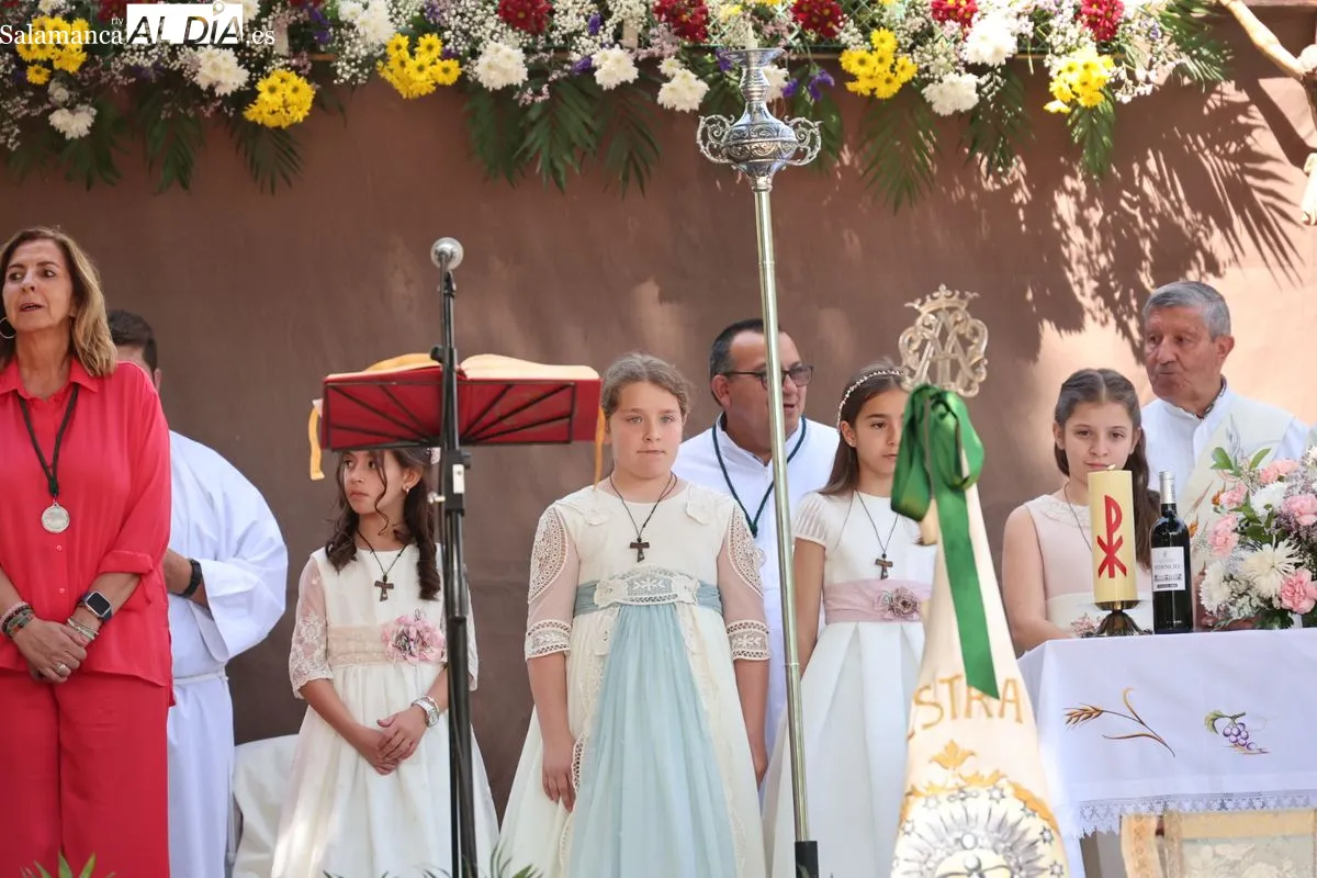 Los vecinos de Tejares arropan a la Virgen de la Salud en su tradicional procesión | FOTOS: David Sañudo