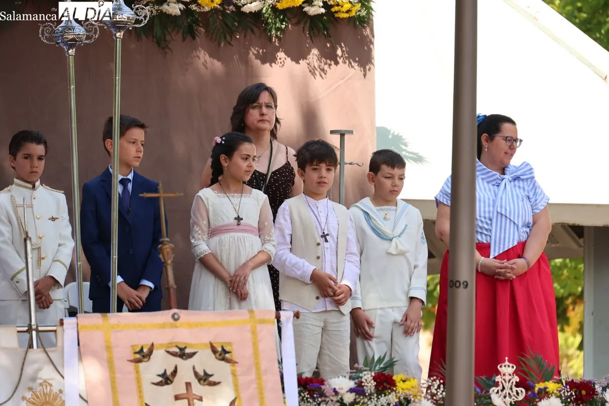 Los vecinos de Tejares arropan a la Virgen de la Salud en su tradicional procesión | FOTOS: David Sañudo
