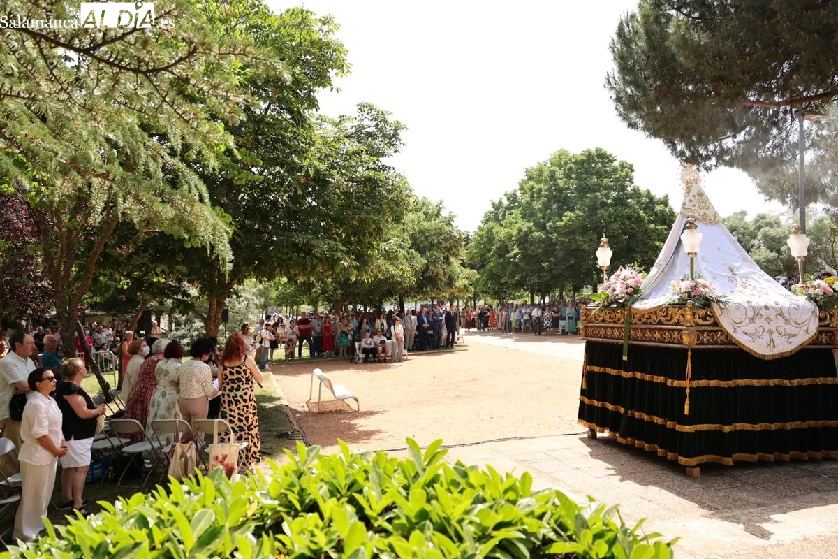Los vecinos de Tejares arropan a la Virgen de la Salud en su tradicional procesión | FOTOS: David Sañudo