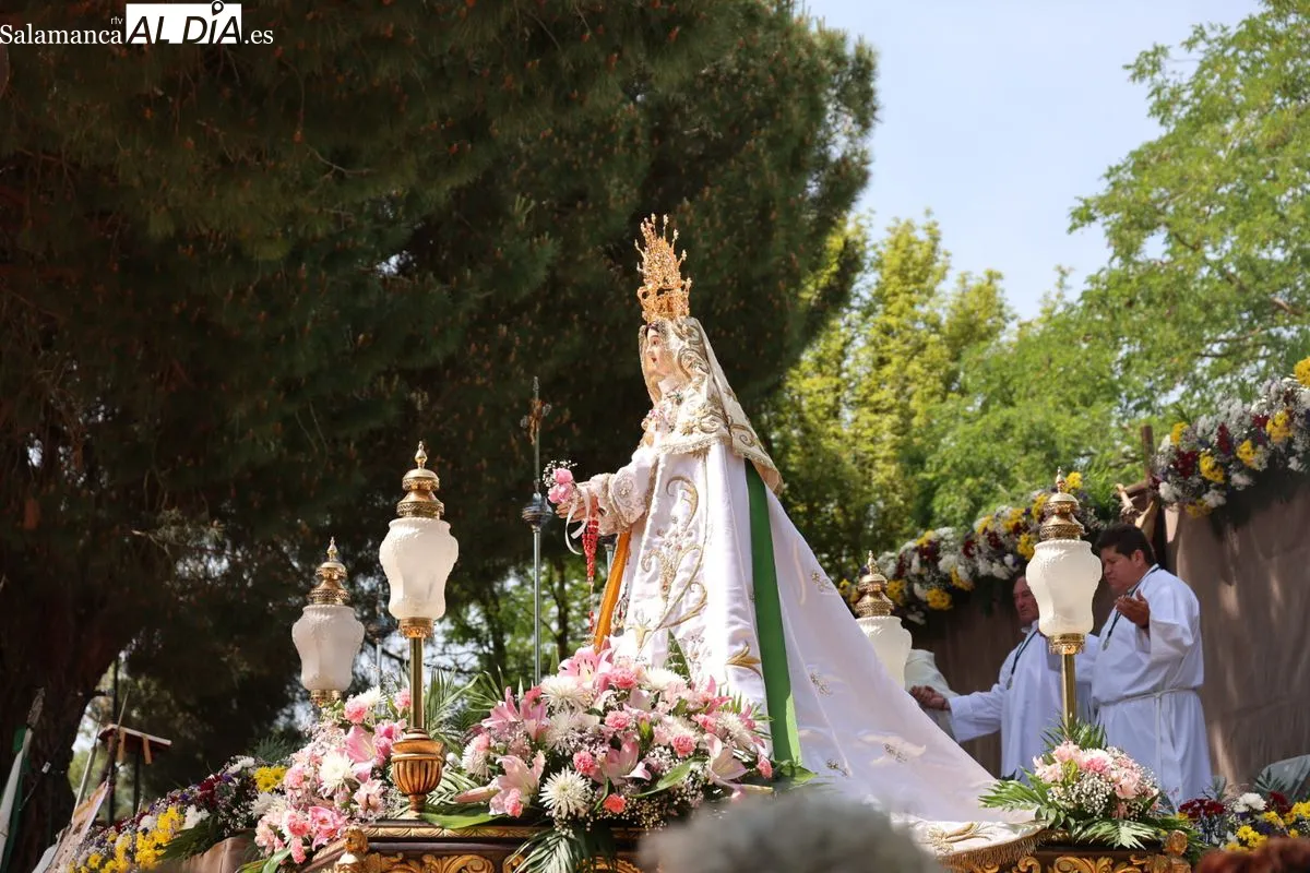 Los vecinos de Tejares arropan a la Virgen de la Salud en su tradicional procesión | FOTOS: David Sañudo