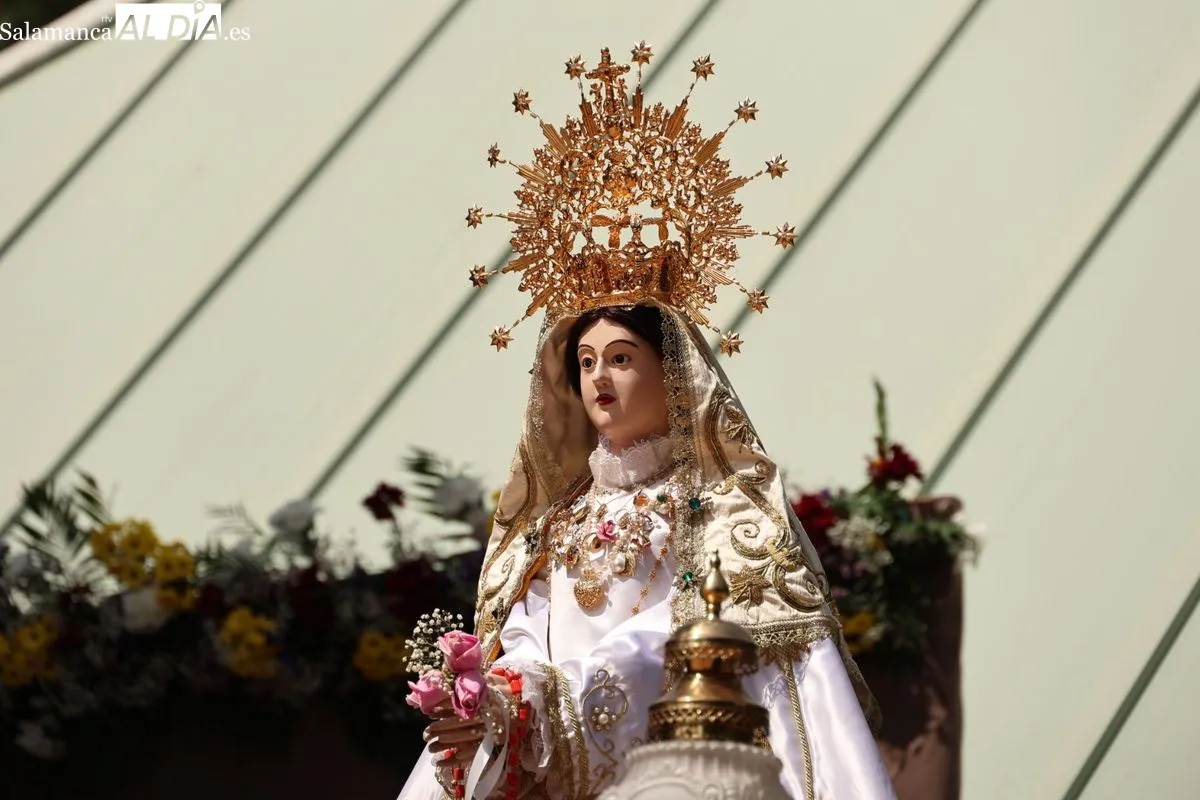 Los vecinos de Tejares arropan a la Virgen de la Salud en su tradicional procesión | FOTOS: David Sañudo