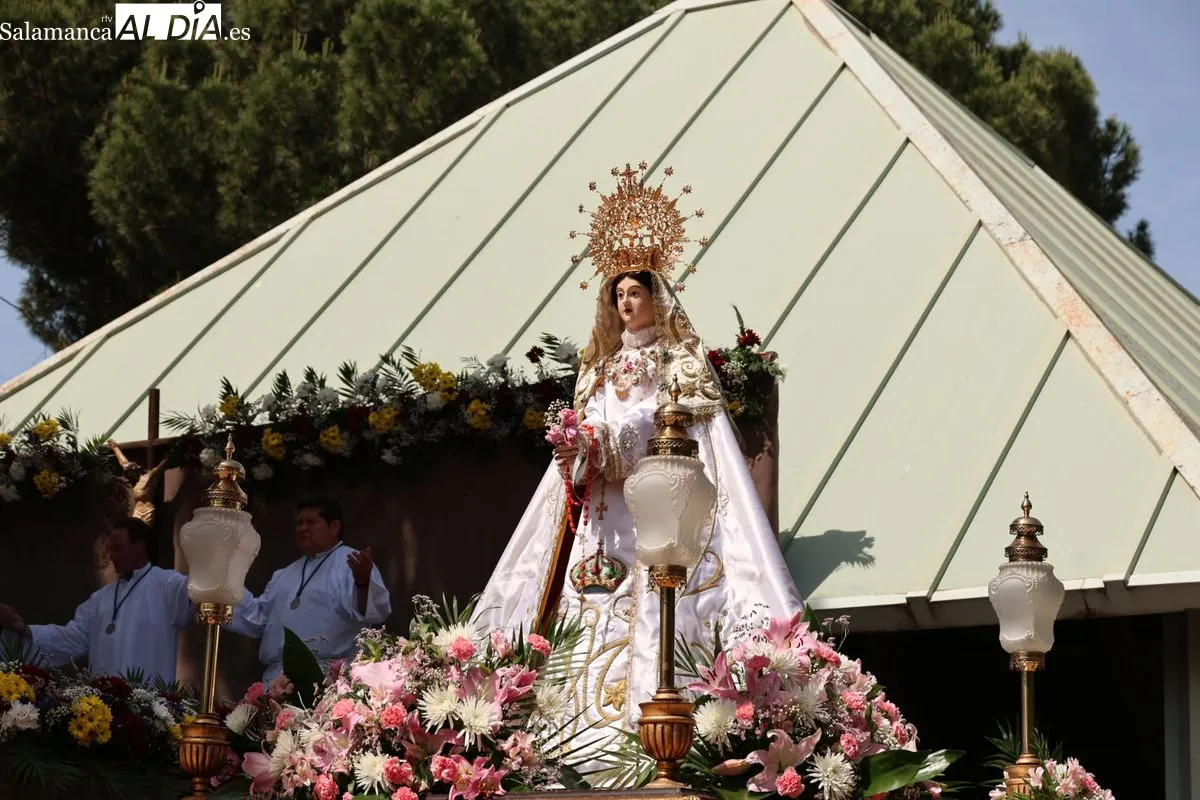 Los vecinos de Tejares arropan a la Virgen de la Salud en su tradicional procesión | FOTOS: David Sañudo
