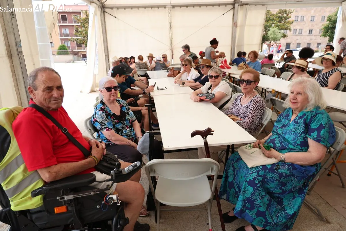 FEVESA celebra el Día del Vecino con una paella popular en Salamanca | FOTOS: David Sañudo