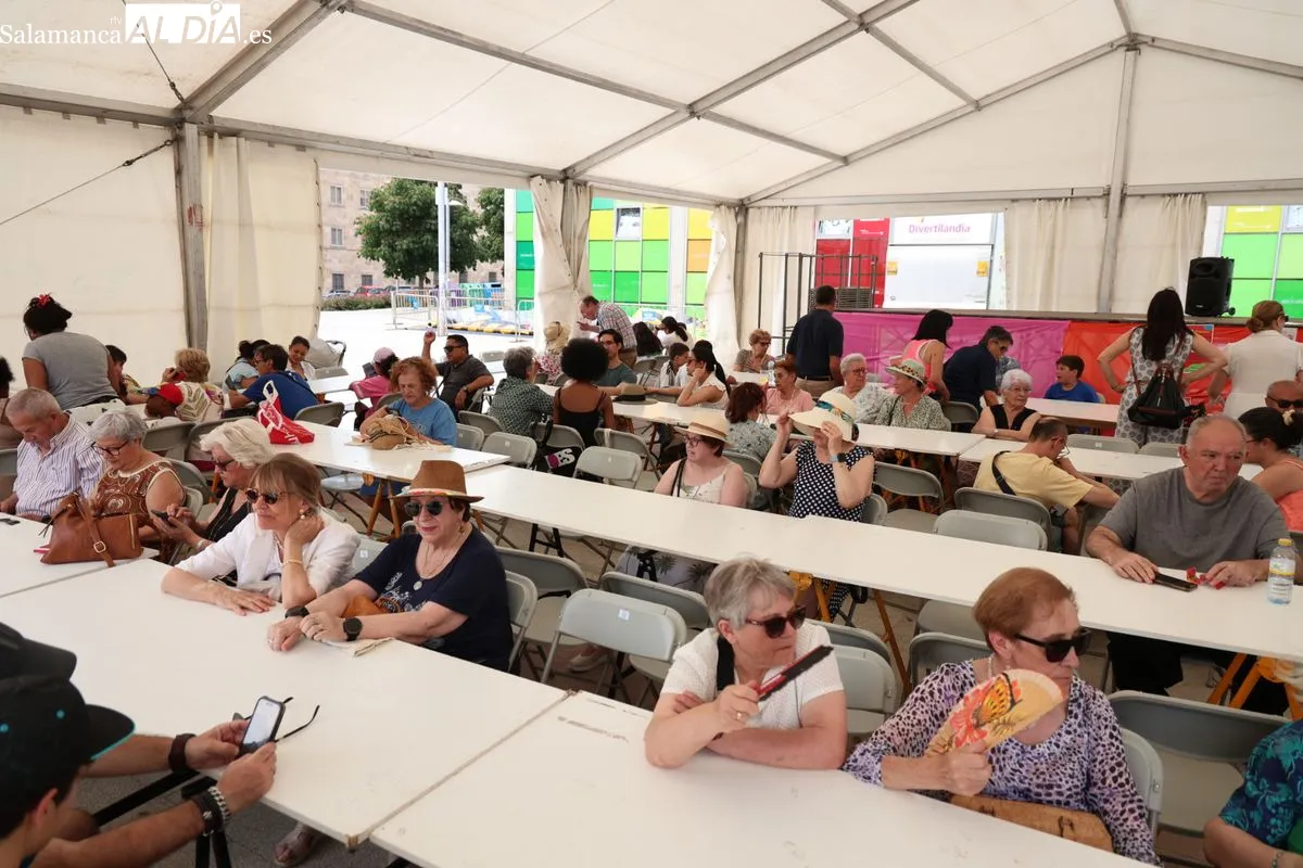 FEVESA celebra el Día del Vecino con una paella popular en Salamanca | FOTOS: David Sañudo