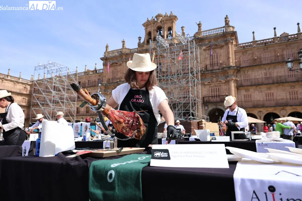 FOTOS | Corta de jamón ibérico en la Plaza Mayor de Salamanca
